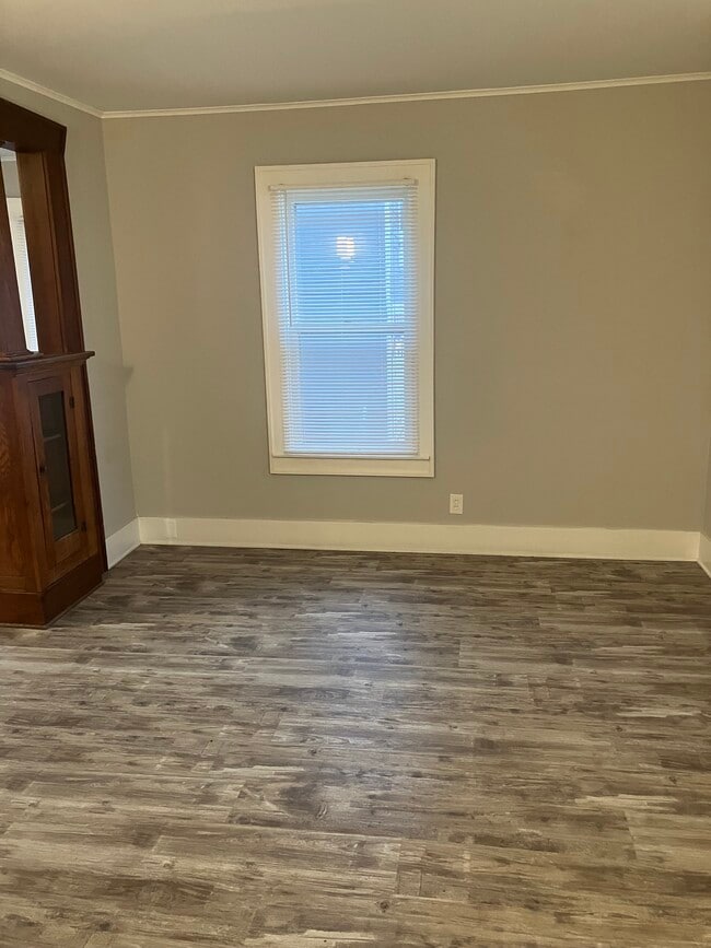 Building Photo - 607 E Farnum Ave