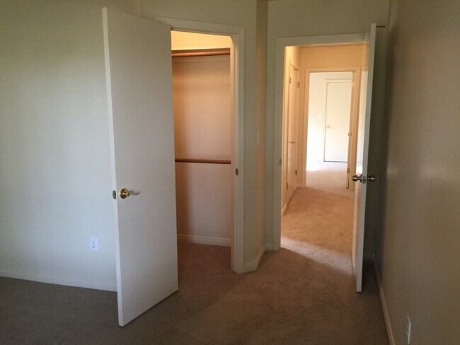 Building Photo - 5801 Roscomare St