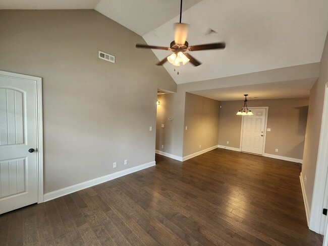 Building Photo - Rent Ready!