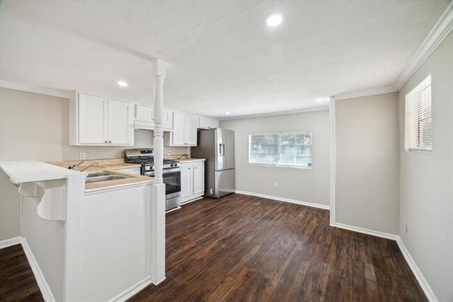 Building Photo - 703 E Fayle Ave