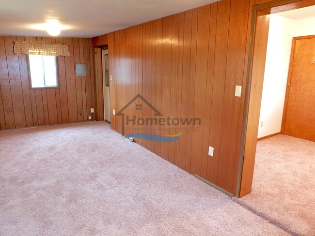 Building Photo - Cozy 2 Bed 1 Bath Home w/Garage & Indoor S...