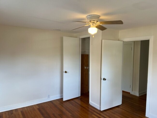 Building Photo - 1208 Cloverlawn Ave