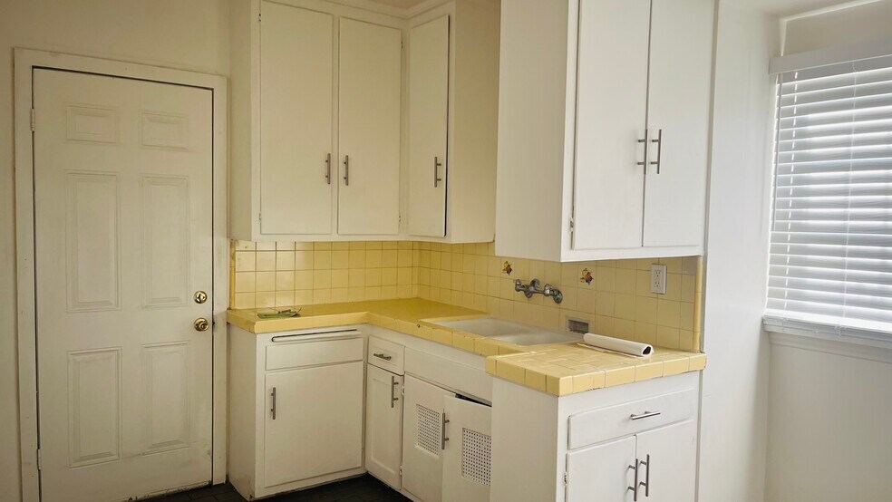 Building Photo - 3520 W 39th St