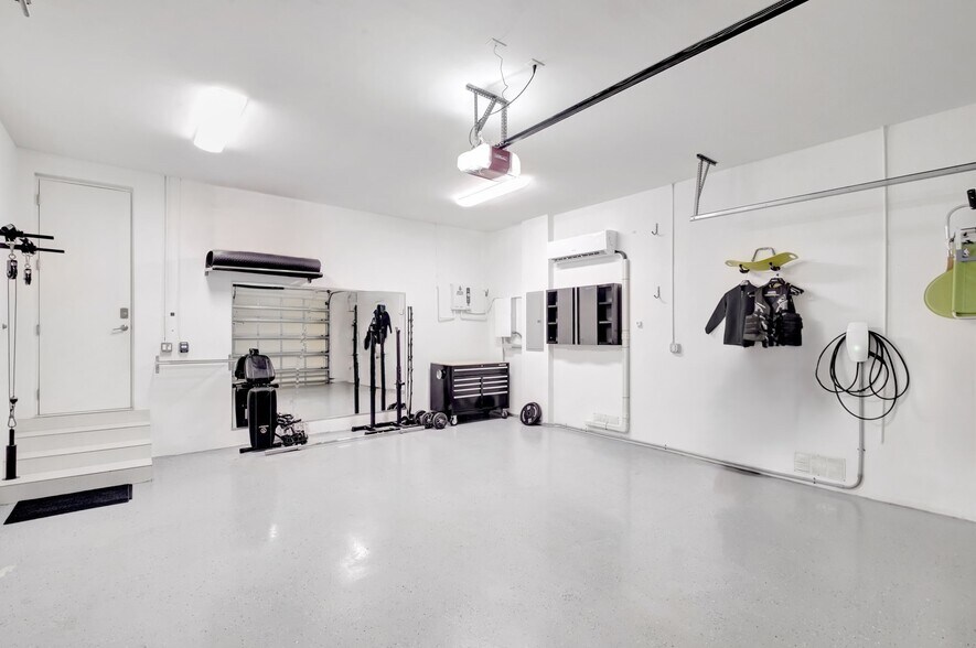 Building Photo - 7800 Center Bay Dr