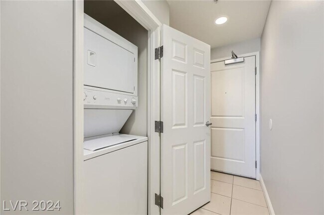 Building Photo - Stunningly Remodeled Studio High-Rise Unit For Rent