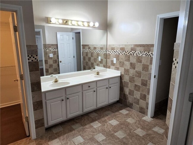 Building Photo - 12990 Meridian Ct