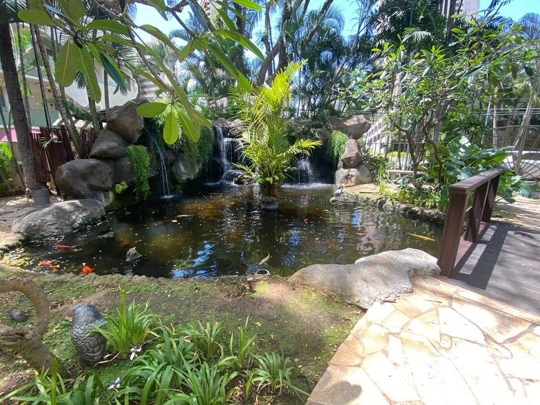 Entry - 343 Hobron Ln