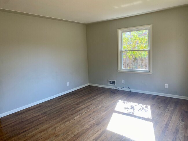 Building Photo - Cute Cape Cod in Forest Hills