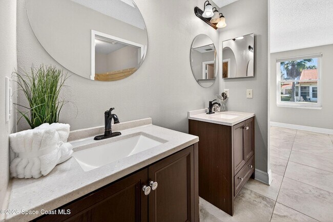 Building Photo - 737 Green Valley Ln