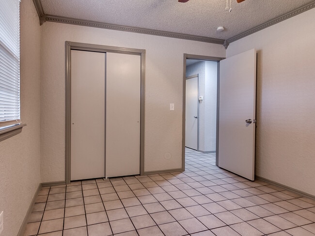 Building Photo - 2002 Vanessa Dr