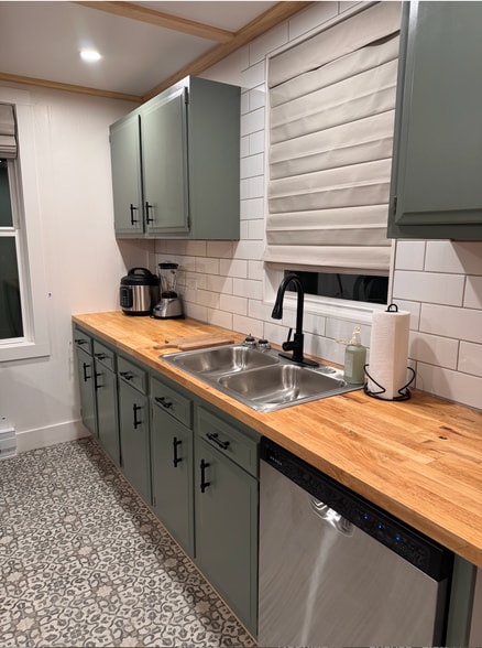 Full Kitchen - 858 W Silver St