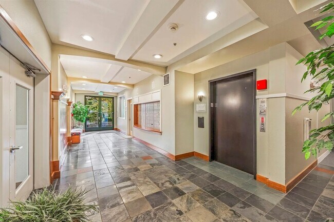 Building Photo - Penthouse condo in the ideal location in t...