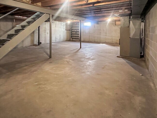 Building Photo - 2836 S Burdick St