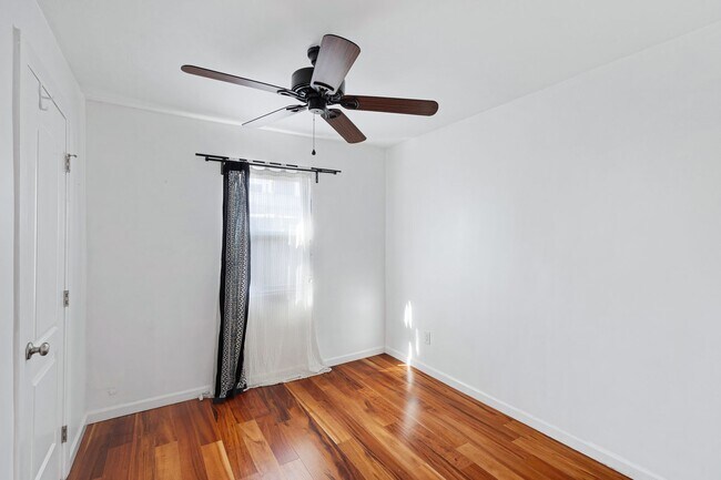 Building Photo - 3-2