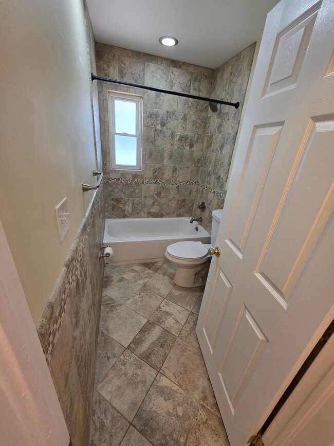 Building Photo - 1406 Montgomery Rd