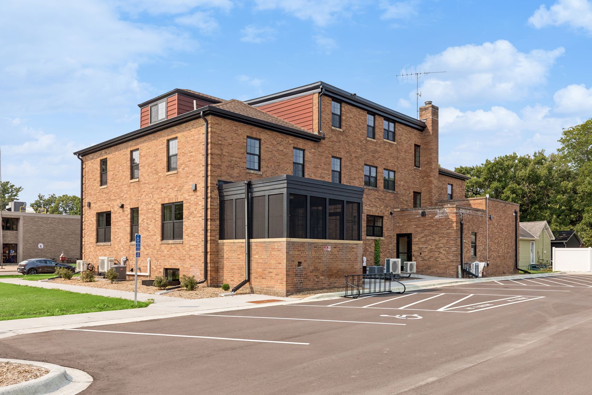 Building Photo - 321 6th St E