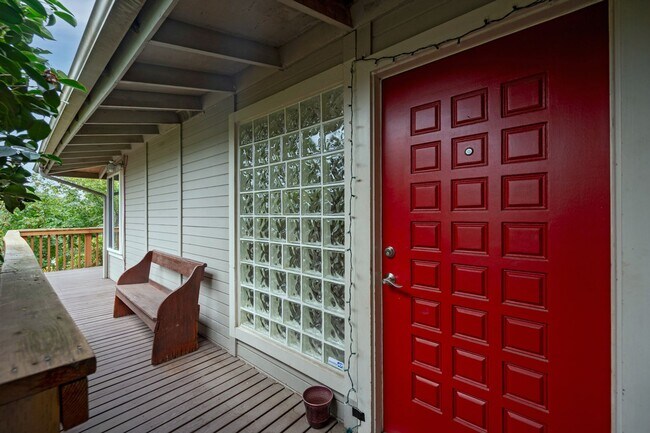 Building Photo - Updated 2 Bedroom/1 Bath 1,350 SF Home in Quiet & Secluded Neighborhood