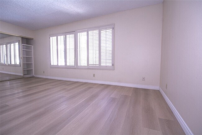 Building Photo - 848 W Huntington Dr