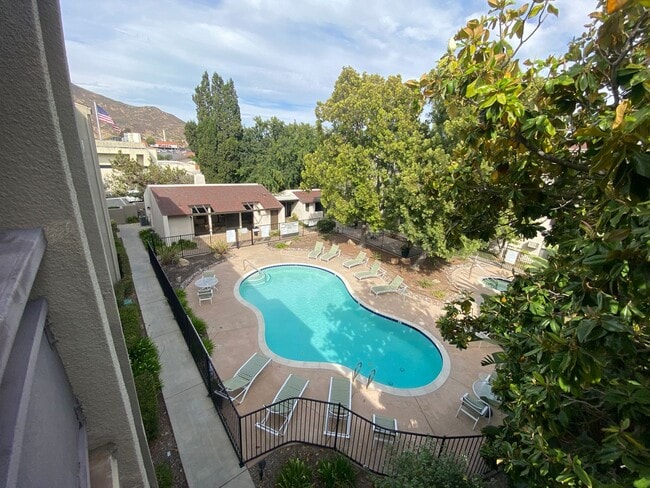 Building Photo - Hyde Park Villas Condo with Mountain Views