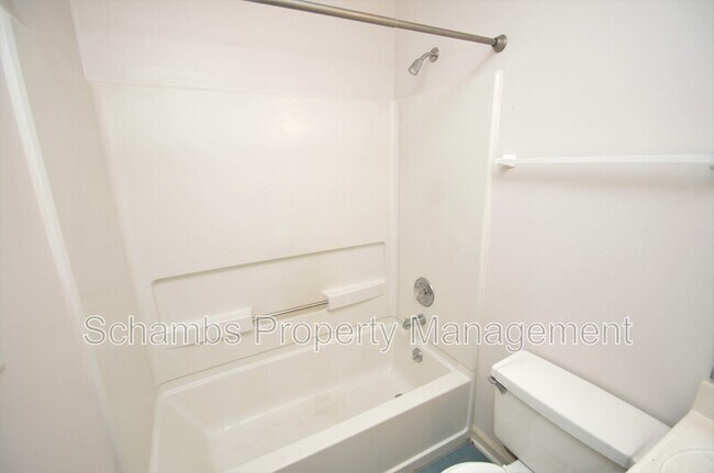 Building Photo - 240 Beechtree Dr