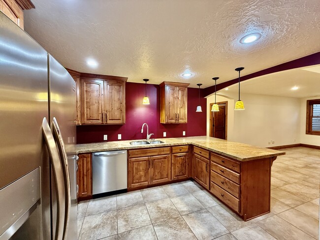 Building Photo - 6819 S Greenfield Way