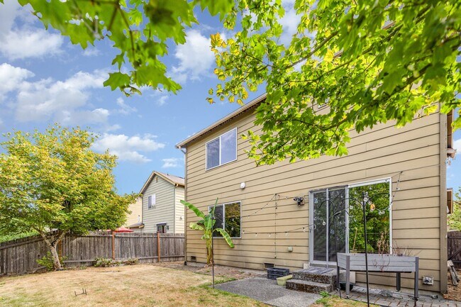 Building Photo - 3 Bed 2.5 bath Home available in desirable...