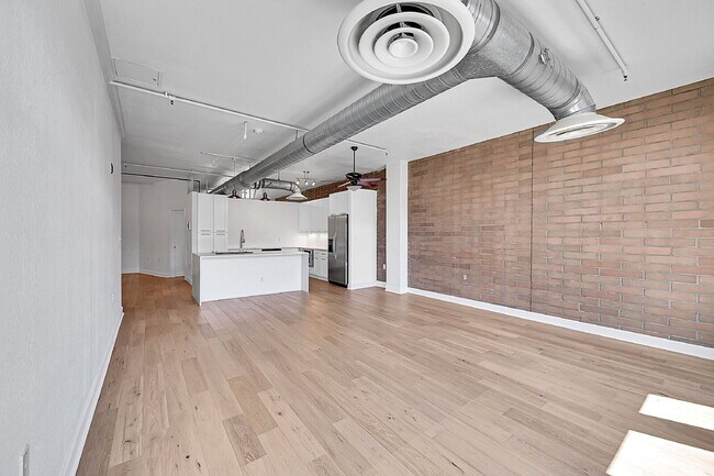 Building Photo - $2,500 - 1 Bed 1 Bath Condo with Central A...