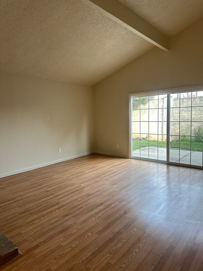 Building Photo - Woodcreek Cutie! 2bedroom 2bathroom