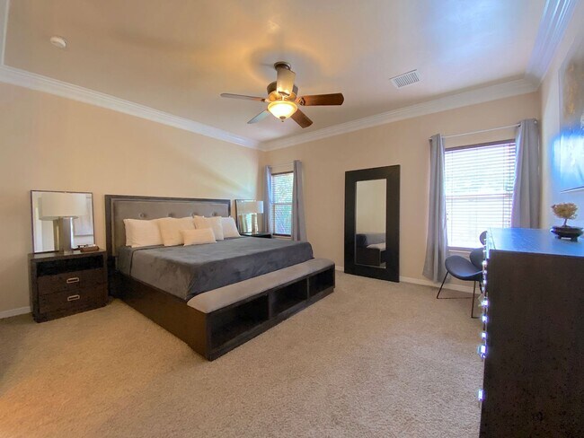 Building Photo - Northeast El Paso 3bed Refrig A/C