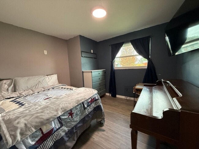 Building Photo - Spacious 4-bedroom, 2-bath pool home