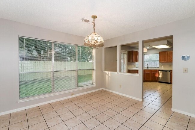Building Photo - 1602 Clear Valley Dr