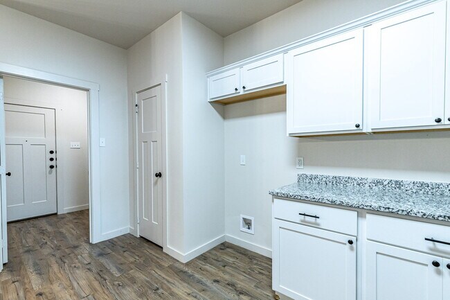 Building Photo - Price reduced! Half off first full months rent/ Zero security deposit. Spacious 3-Bedroom Duplex ...