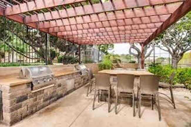 Building Photo - Awesome Remodeled Top Floor condo in Point Loma Tennis Club