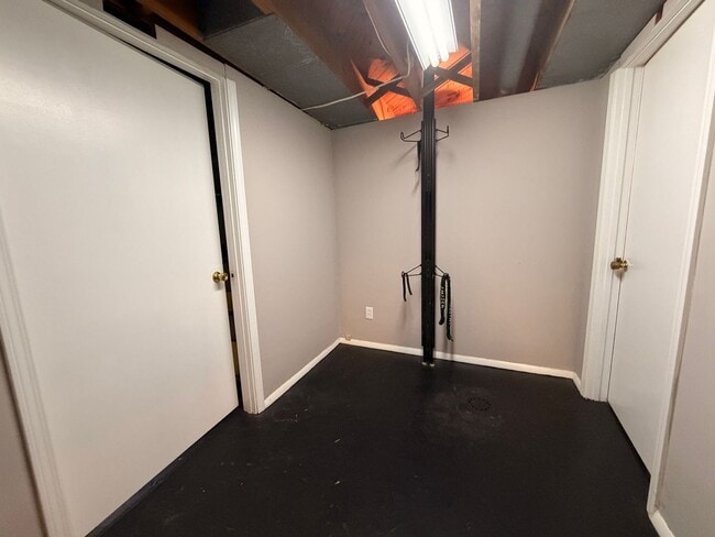 Building Photo - Hilltop Charm in Floyds Knobs – Spacious All-Brick Beauty with Room to Grow!