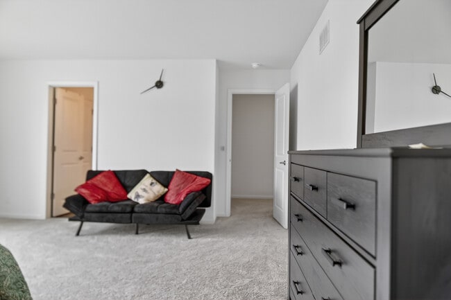 Building Photo - 395 S Pointe Ave