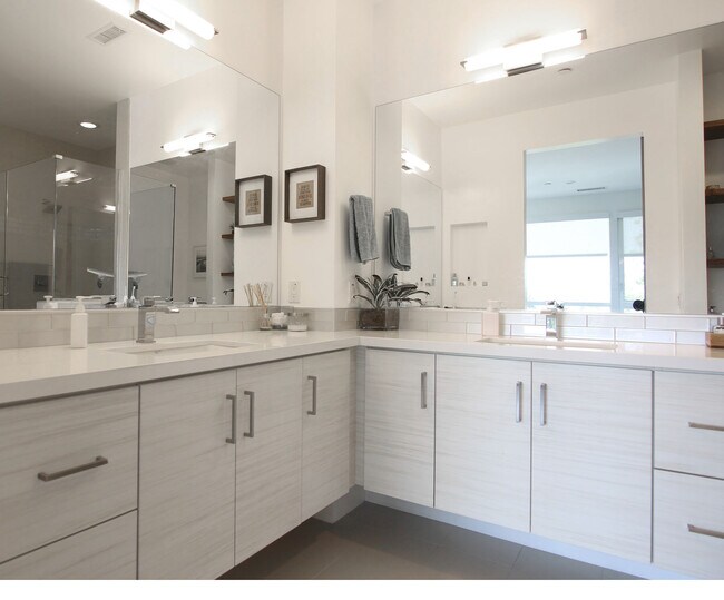 Building Photo - 6068 W Studio Ct