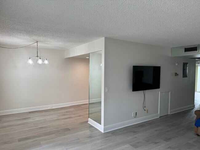 Building Photo - 2039 Rexford A