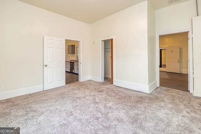 Building Photo - 6 W Oak St