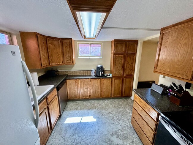 Building Photo - Cozy 2-Bed Downstairs Duplex, Close to CSU...