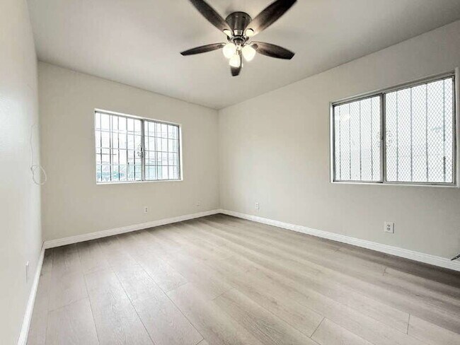Building Photo - 1323 W 58th St