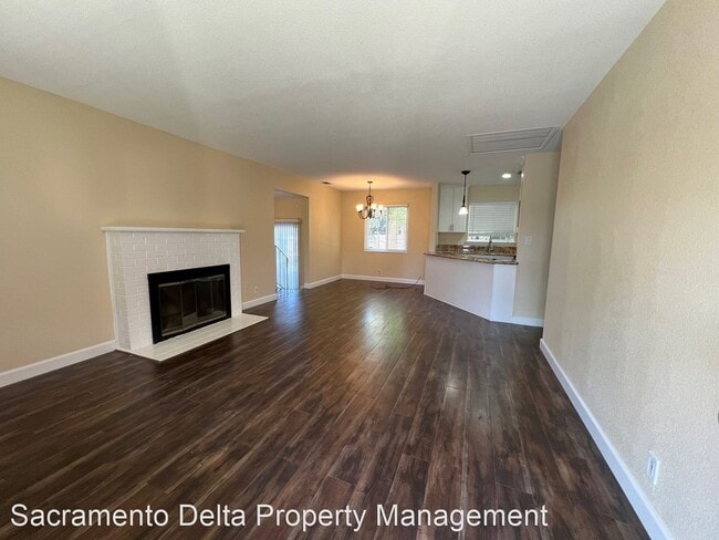 Building Photo - 5 br, 3 bath House - 1901 Walnut Ave - 105...