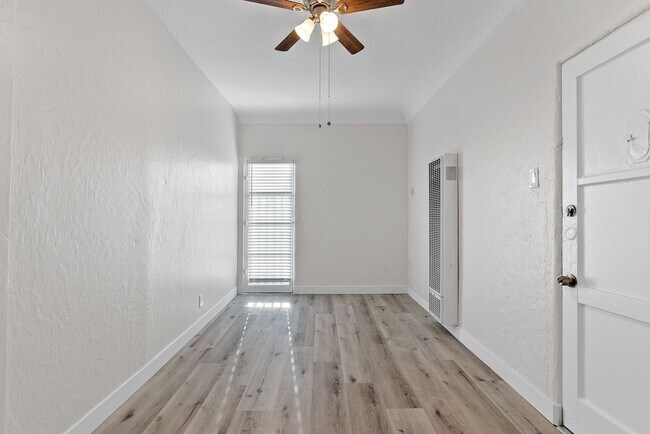Interior Photo - 722-726 Maine Avenue