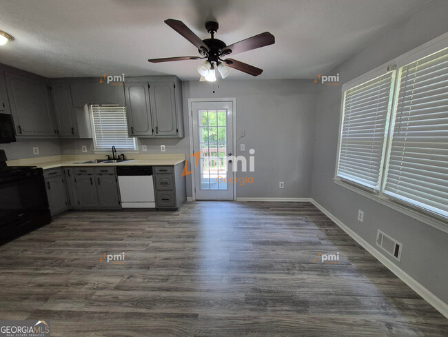 Building Photo - 235 Russell Dr