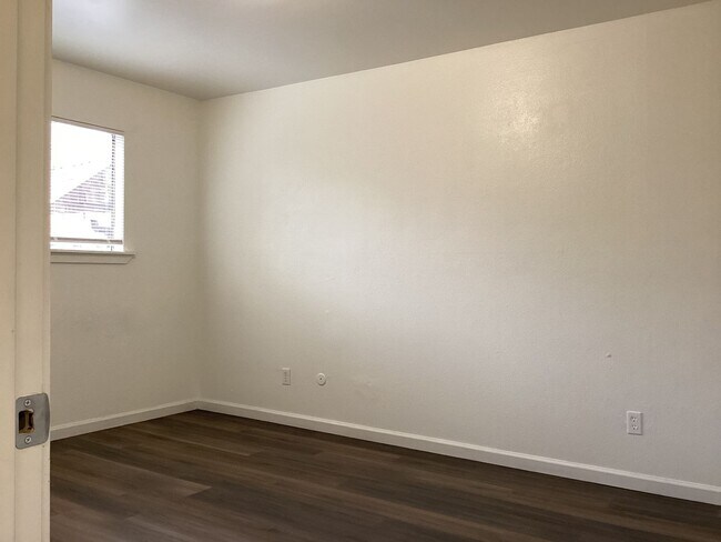 Building Photo - 3278 - Lucas