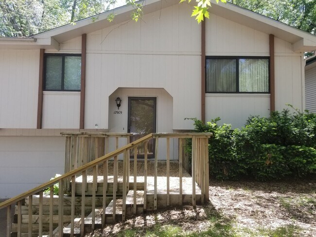 Building Photo - ONLY Showing this House May 12th  between ...