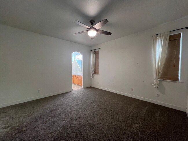 Building Photo - 1098 E Monticello Cir