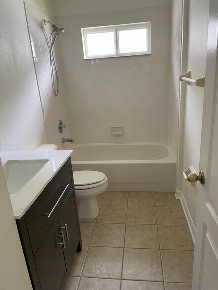 Guest Bathroom - 27325 Edenfield Dr