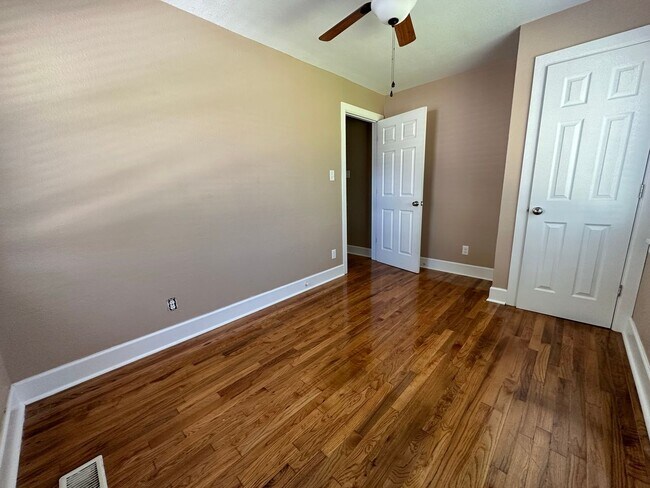 Building Photo - Charming 3 Bed 2 Bath Park Hill Home