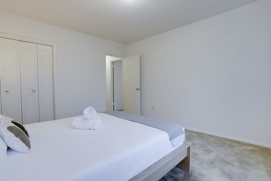 Building Photo - 1600 S Eads St