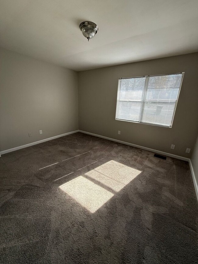 Building Photo - W Ray